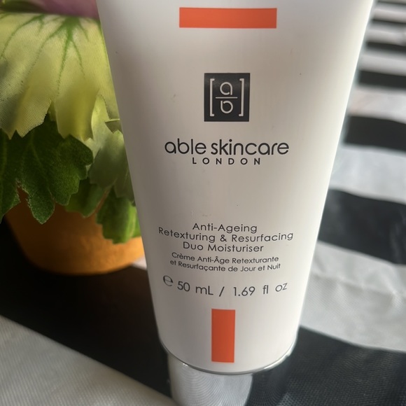 New Anti-Ageing Retexturing and Resurfacing Duo Moisturiser 50ml/1.69oz - Picture 4 of 4
